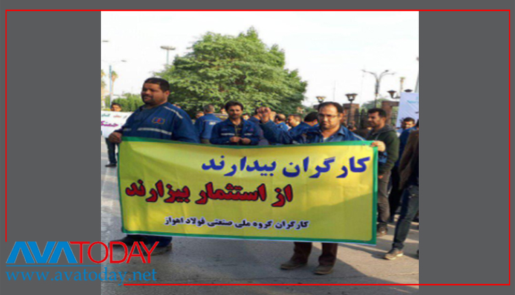 متظاهرون يرفعون لافتة يطالبون حقوقهم المشروعة 