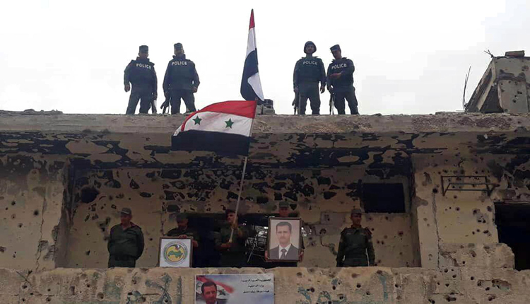 جنود سوريين فوق إحدى الأبنية المهدمة جراء قصف طائرات النظام السوري