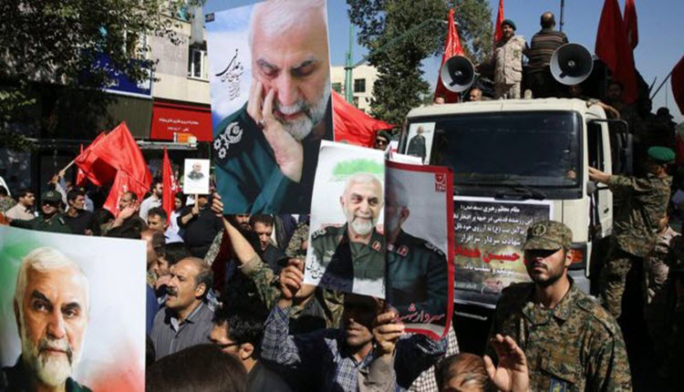 ميليشيات إيرانية في سوريا ترفع صور قائد فيلق القدس قاسم سوليماني