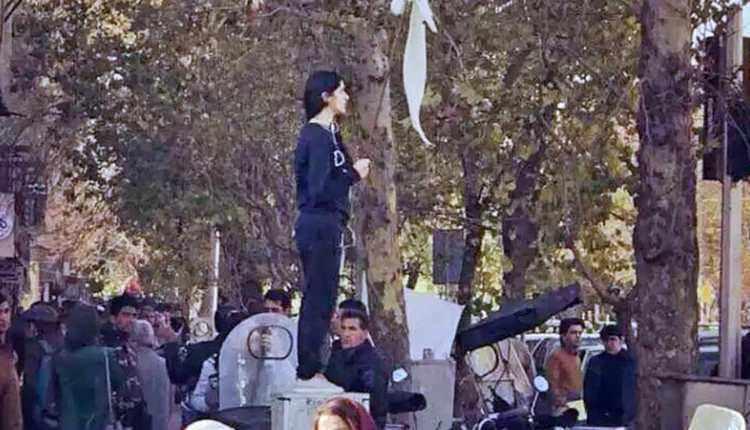 إيرانية ترفع الحجاب كعلم ضد سياسة نظام