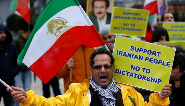 متظاهرون إيرانيون ضد النظام الإسلامي
