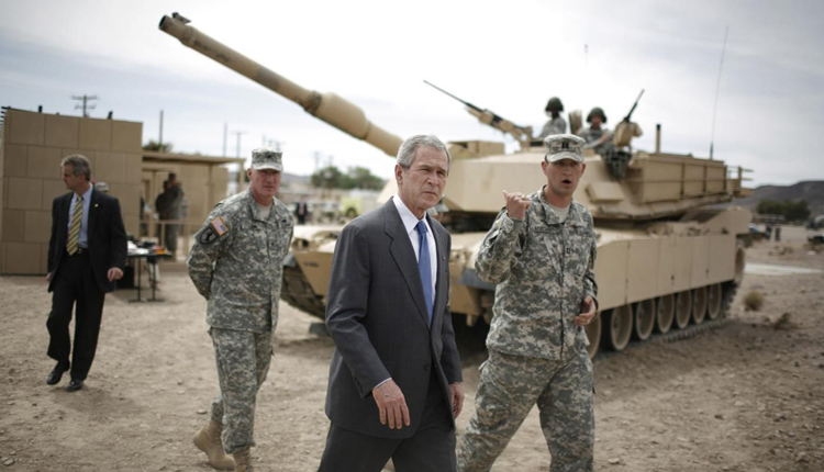 رئيس الأمريكي الأسبق مع قواتهِ في العراق