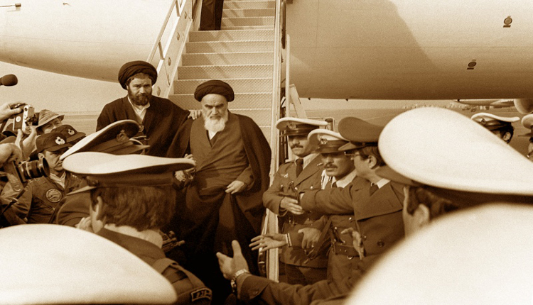 نزول خميني في مطار طهران عام 1979