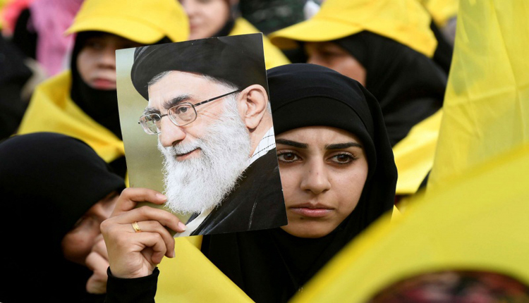مناصرة حزب الله اللبناني ترفع صورة الخامنئي