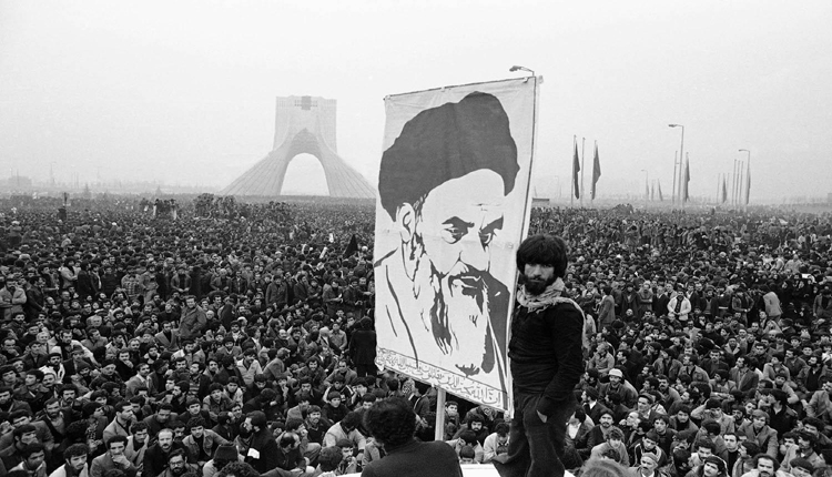 متظاهرون يحملون صورة الخميني عام 1979