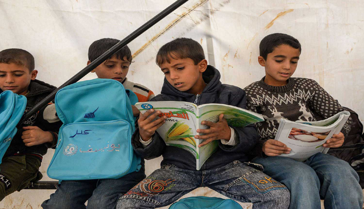 اطفال تحت الخيم يستمرون في دراستهم