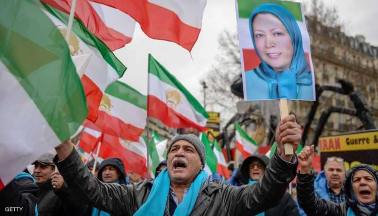 معارضون يرفعون صور مريم رجوي، زعيمة مجاهدي خلق