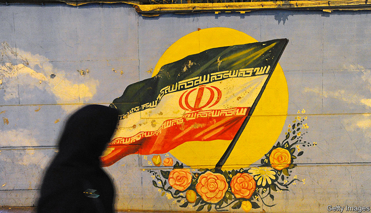 مارة أمام جدارية إيرانية 
