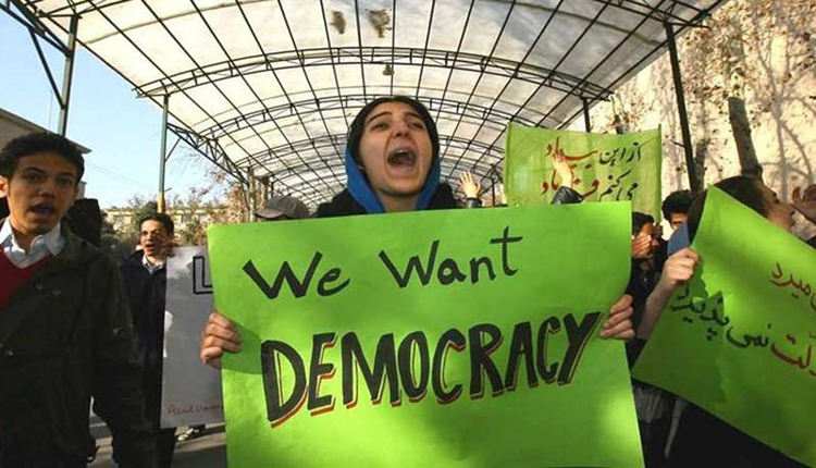 الإيرانيون يطالبون بحرية و الديمقراطية 