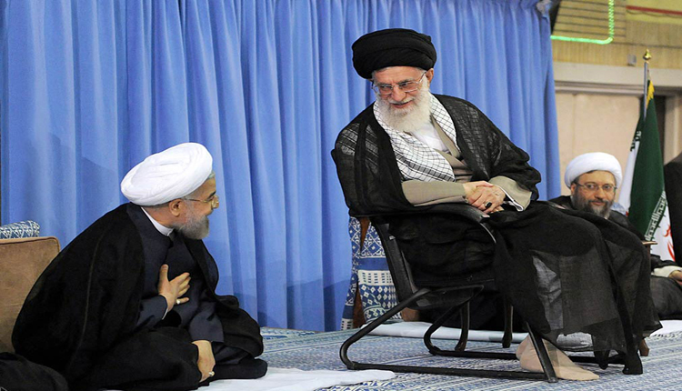 حسن روحاني، رئيس الجمهورية بجانب المرشد الأعلي علي خامنئي