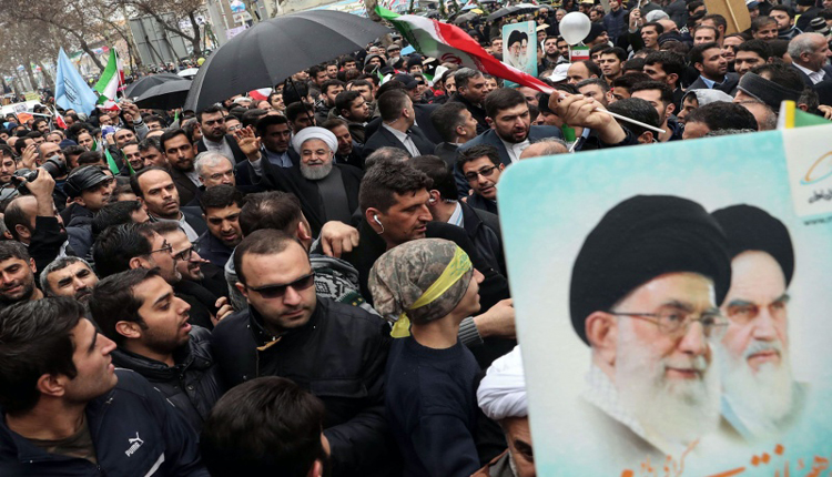 روحاني بين جماهير الإيرانية يحتفل بيوم الثورة 
