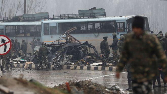 Keşmir'de askeri konvoya saldırı: En az 40 Hint asker öldü 
