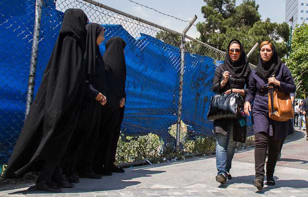 İran rejimi kadınlara eziyet edenleri ödüllendiriyor