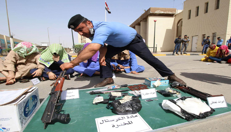 شرطي عراقي القى القبض على تجار مخدرات إيرانية 