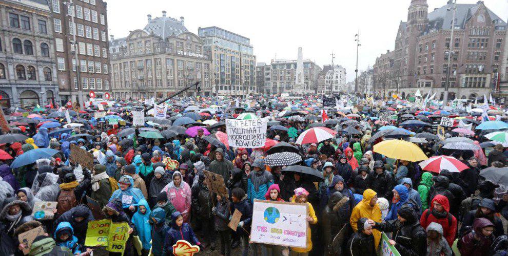 Amsterdam’da 40 bin kişi iklim için yürüdü