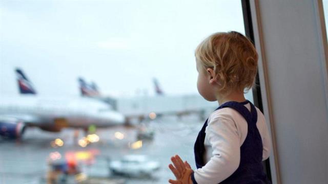Bebeğini havalimanında unutup uçtu