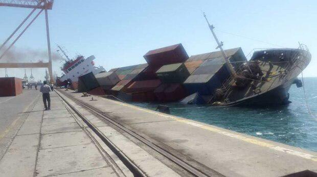 İran'da konteyner gemisi battı