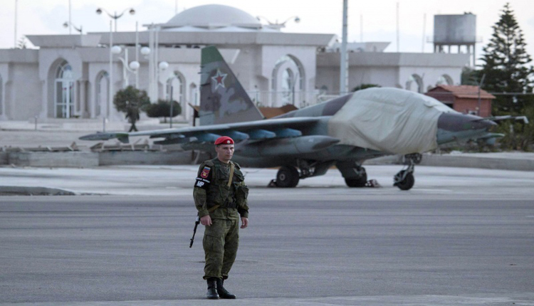 طائرة روسية في مطار اللاذقية