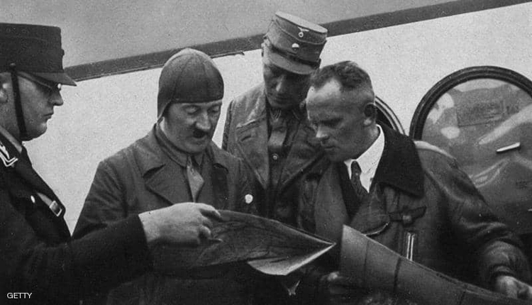 هتلر مع طياره الخاص