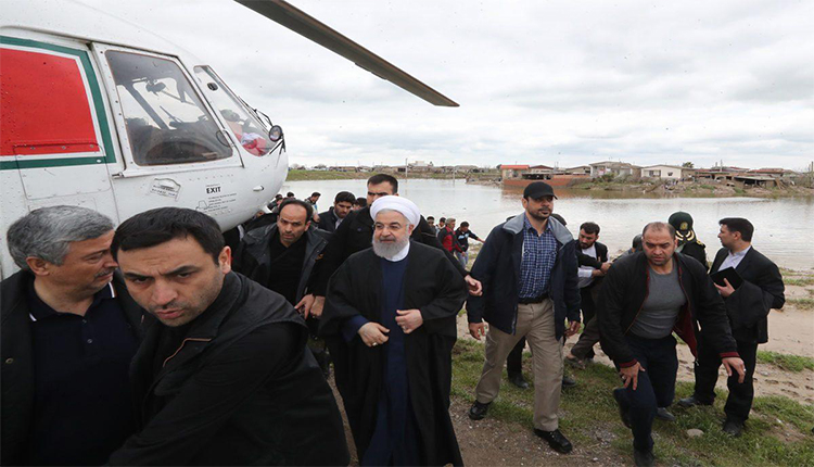 روحاني يتفقد منكوبي الفيضانات والسيول