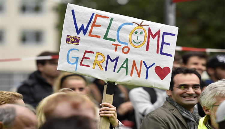 ألمانيا ترحب باللاجئيين