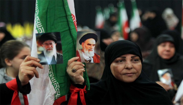 موالون لحزب الله يرفعون صور مرشد الإيراني