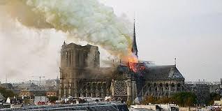 Dünyaca ünlü Notre Dame Katedrali'ndeki yangını kontrol altına alındı