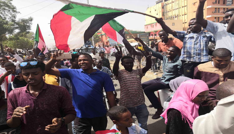 متظاهرون من السودان