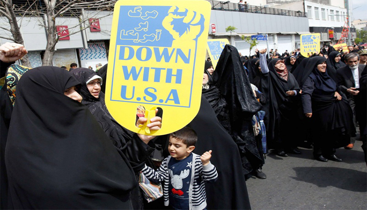 موالون للنظام الإيراني يتظاهرون ضد الولايات المتحدة 