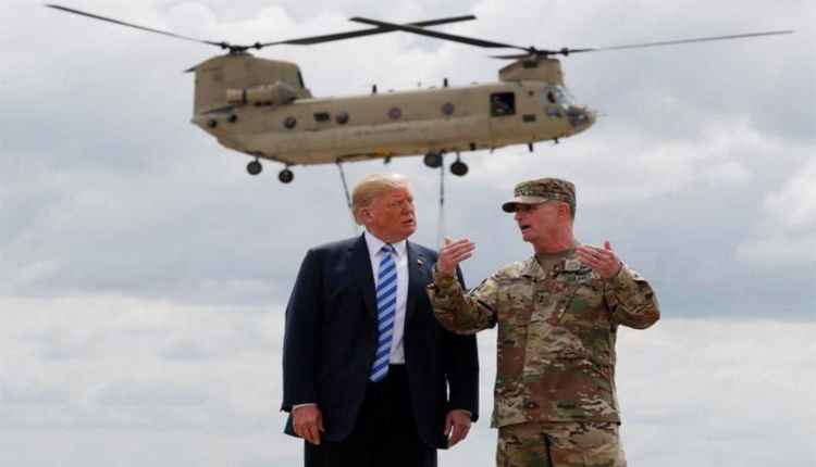 ترامب يتحدث لجنرال عسكري