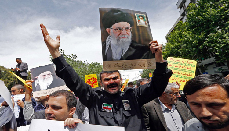موالون للنظام الإيراني يتظاهرون ضد الولايات المتحدة 
