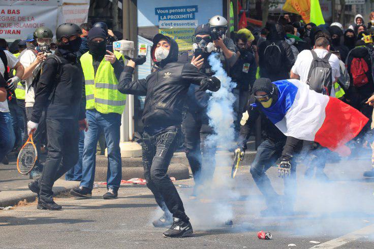 Fransız polisi 1 Mayıs gösterilerinde biber gazı kullandı