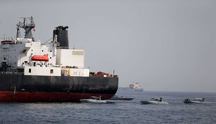 السفينة المستهدفة في مياه الخليج العربي