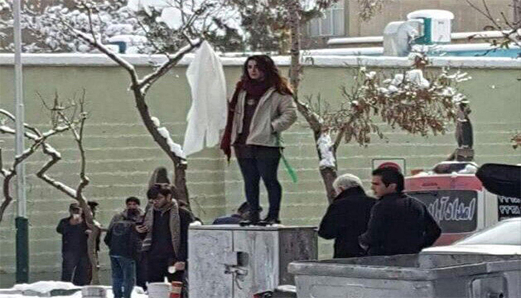 فتاة إيرانية نزعت حجابها الإجباري