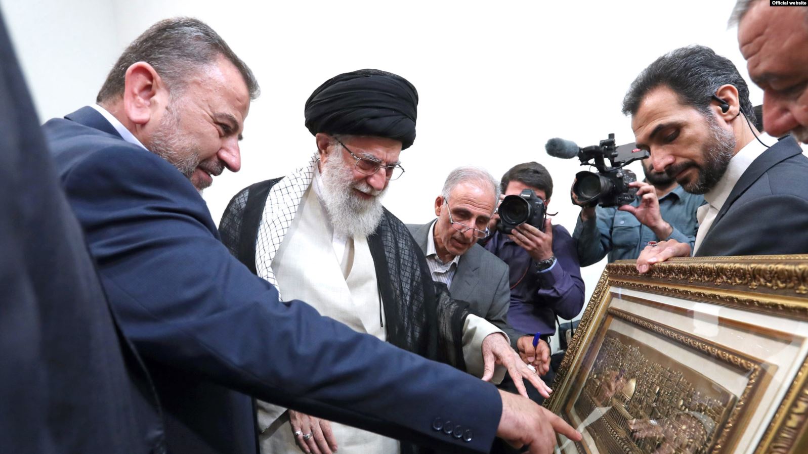 به جای صلح و آرامش و رفاه زندگی، خامنه‌ای گفت «پیشرفت فلسطینیان را در داشتن موشک‌های نقطه‌زن می‌داند»