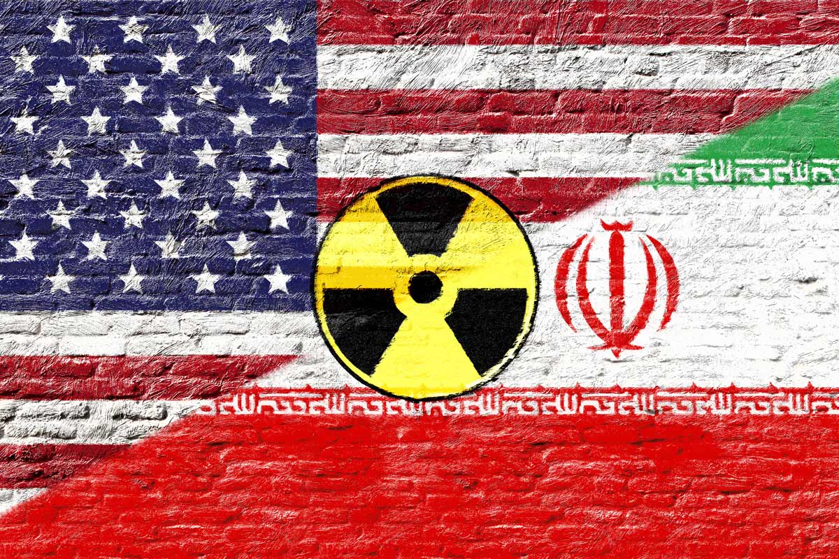 العلم الأمريكي والإيراني مع شعار النووي