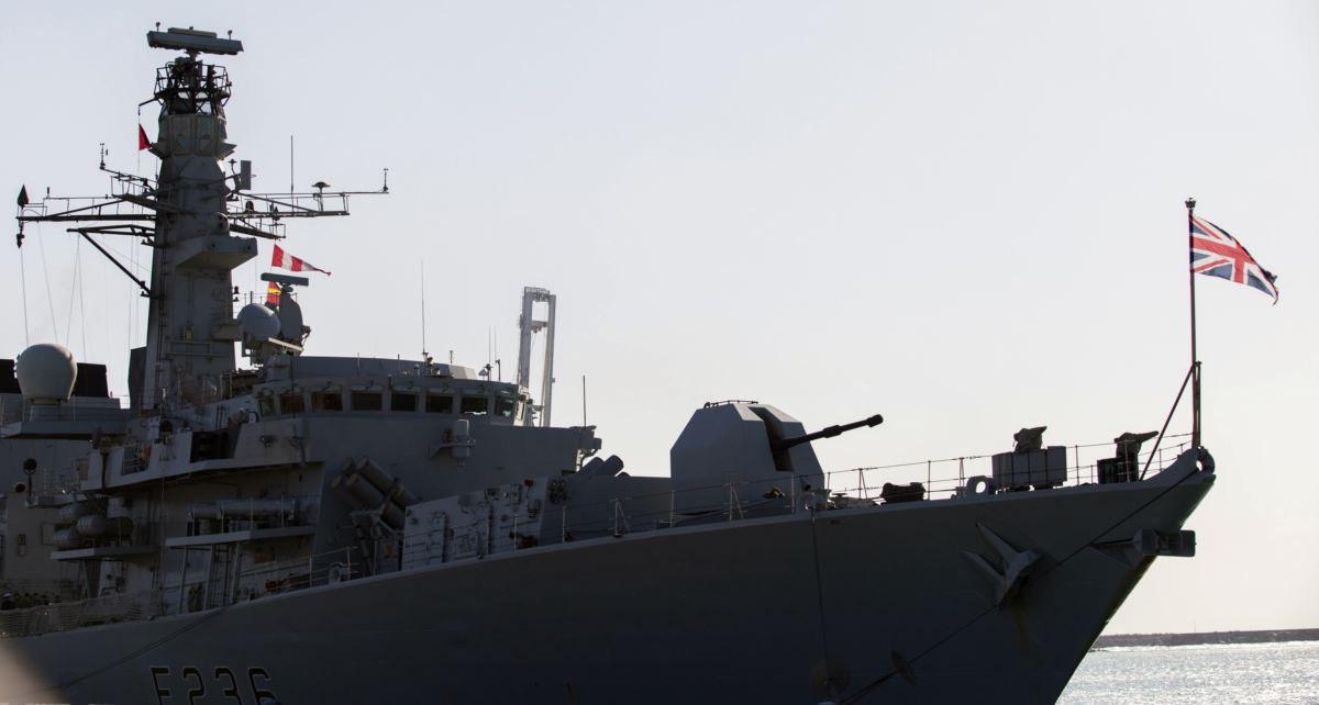 Basra Körfezi’nde gergin saatler:  İngiliz donanması, tankerlerine el koymak isteyen İran botlarına namlu yöneltti