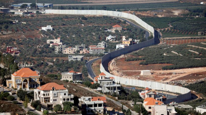 الخط الفاصل بين بلدة العديسة في جنوب لبنان – إلى اليسار - ومستوطنة مسكاف عام الإسرائيلية