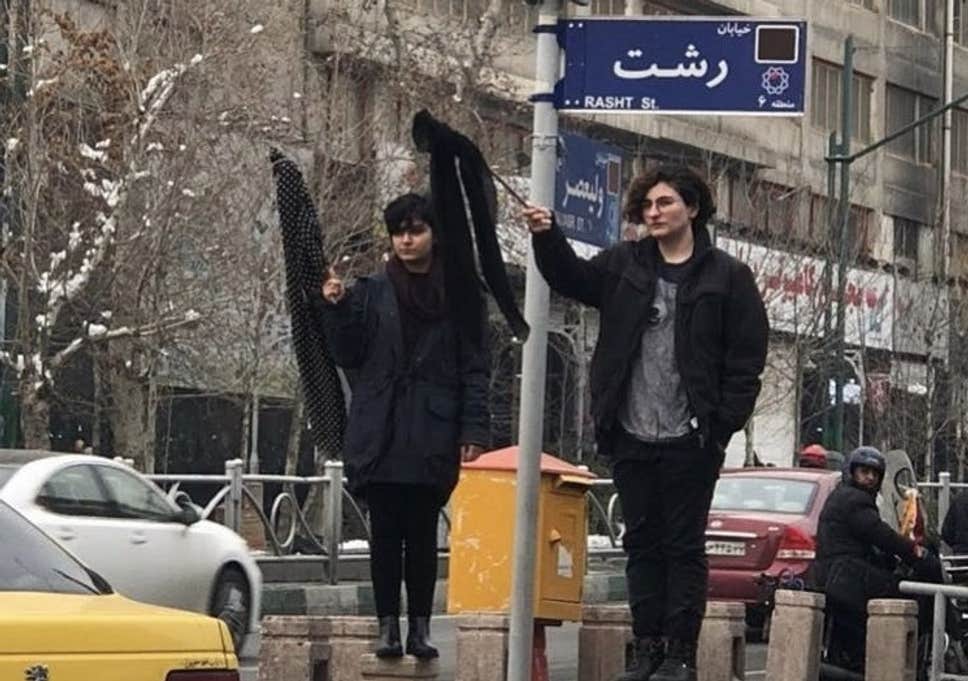 نساء يعانين كل الأمور في إيران