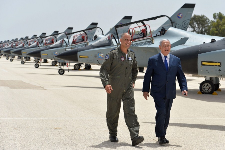 نتنياهو مع قائد قوات الجوية بلاده