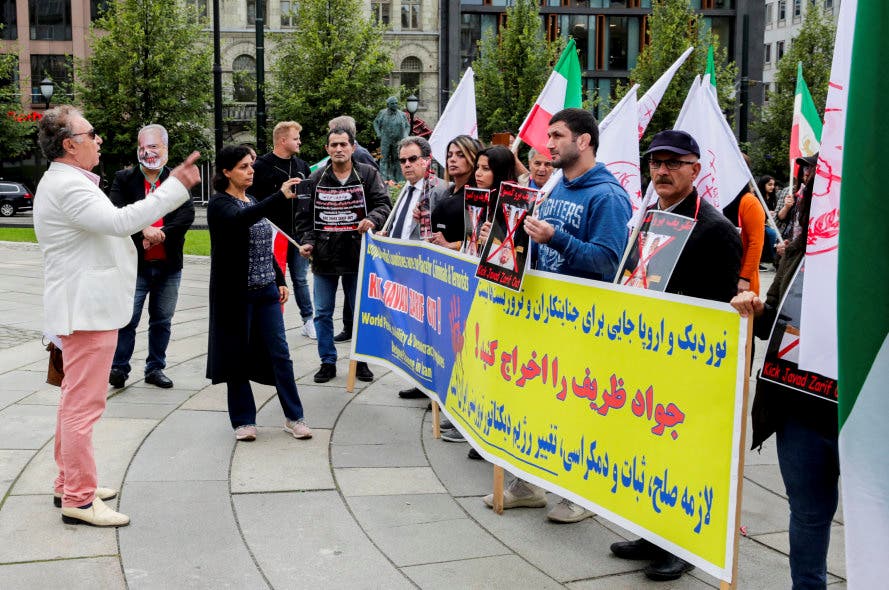 احتجاجات الإيرانيين ضد ظريف