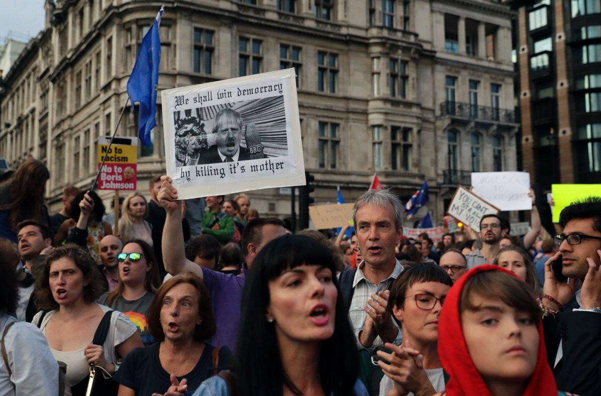 İngiltere’de parlamento askıya alındı; protestolar artıyor