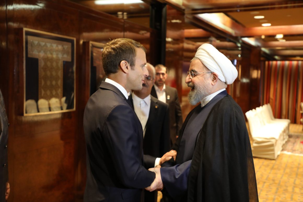 حسین شریعتمداری: ملاقات حسن روحانی با یک بی سر و پا (رییس جمهوری فرانسه) اهانت بود؛ دیدار با جانسون را لغو کند
