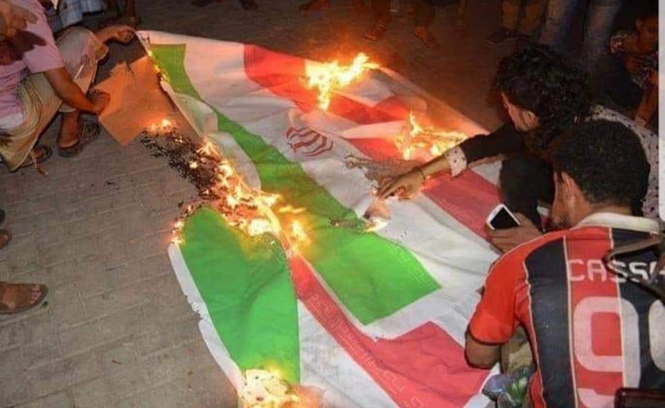 العراقيون يحرقون العلم الإيراني