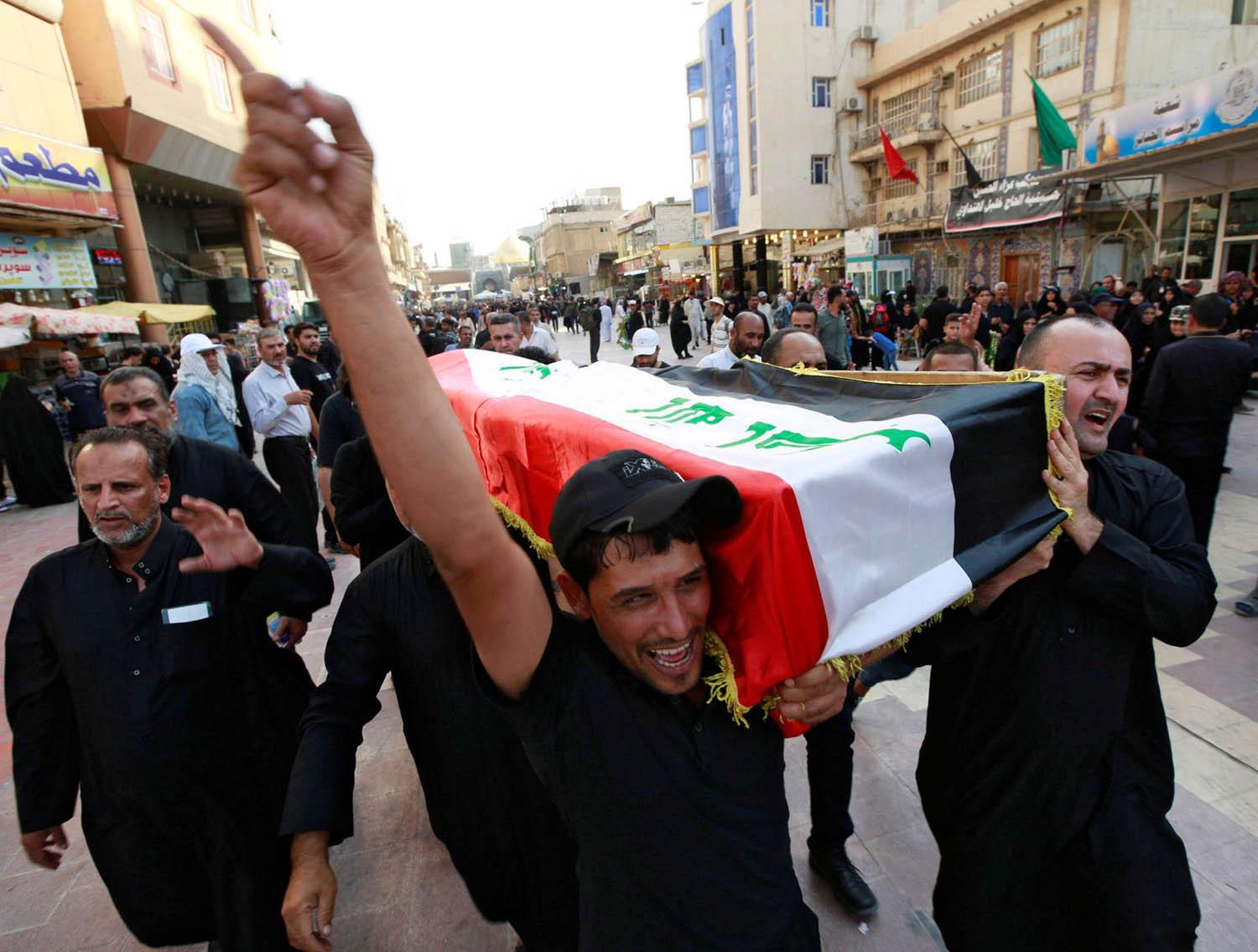 متظاهرون يشيعون جثمان قتيل في مدينة الصدر
