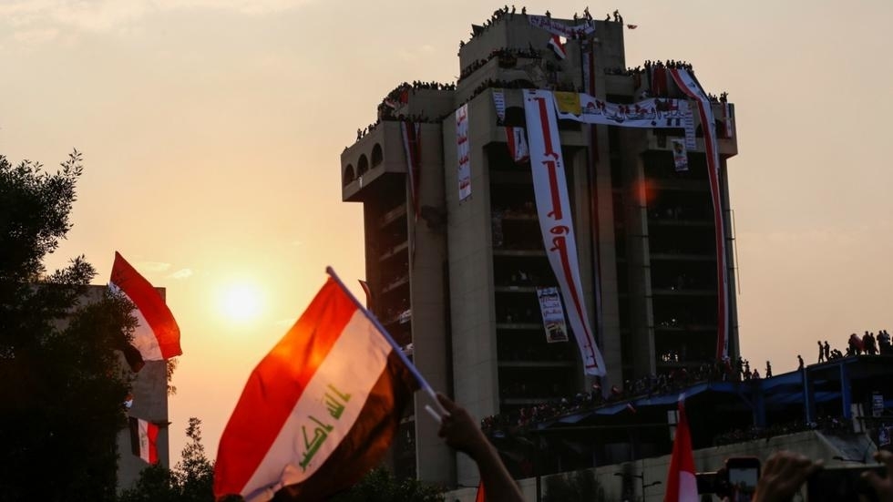 تظاهرکنندگان عراقی یکشنبه شب درصدد آتش زدن کنسولگری ایران در کربلا برآمدند