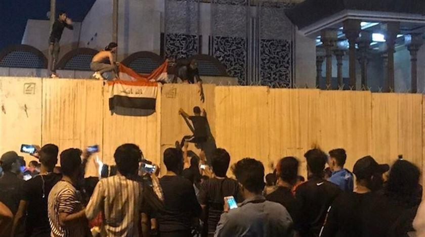 Iraklı protestocular İran rejimi Konsolosluğuna girdi