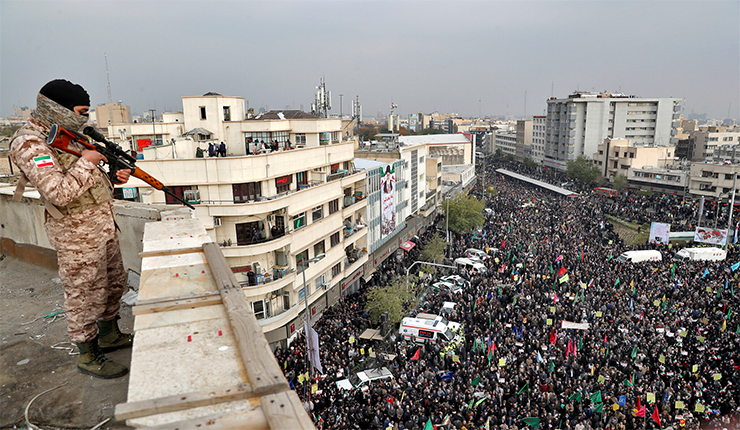 قناص إيراني فوق أحدى المباني