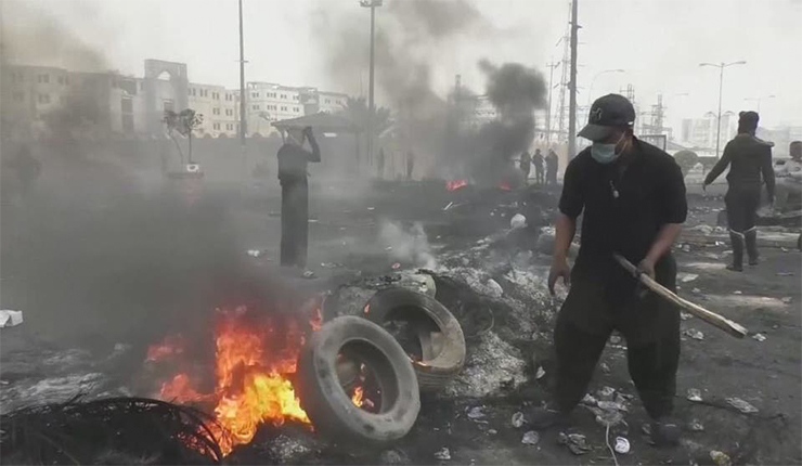 متظاهرون يحرقون الأطارات في بغداد