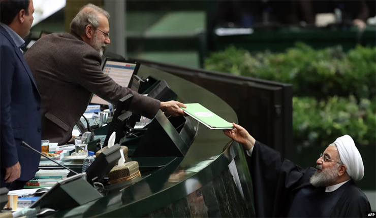 روحاني مقدما الميزانية السنوية إلى رئيس البرلمان